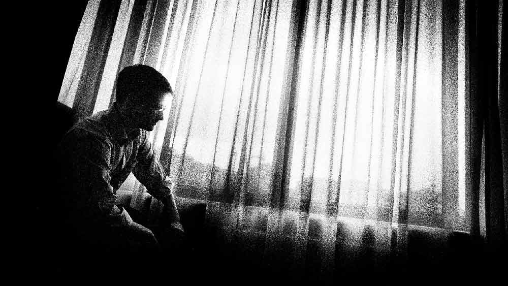 প্রতিবেশীদের জিজ্ঞাসাবাদ করলে তাঁরা আরও জানান, যে দিন এই ঘটনাটি ঘটে, তার পরেও হাসপাতালে নিয়মিত সোমনাথকে কাজ করতেও যেতে দেখেছেন তাঁরা। কেউ যাতে সন্দেহ না করে, তার জন্য কোনও চেষ্টা করতেই বাদ রাখেনি সে।