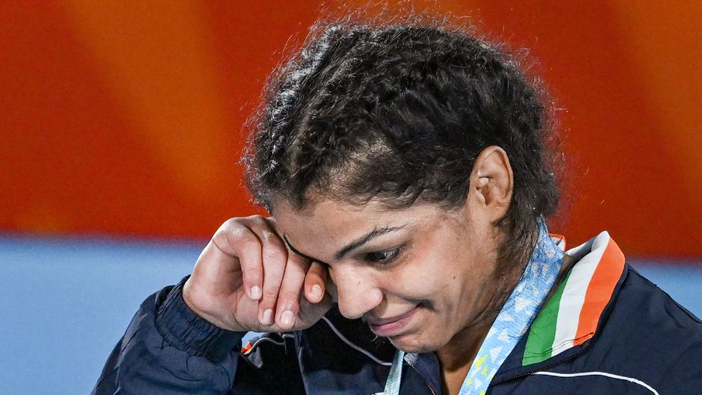 সোনা জিতলেন কাঁদলেন সাক্ষী।