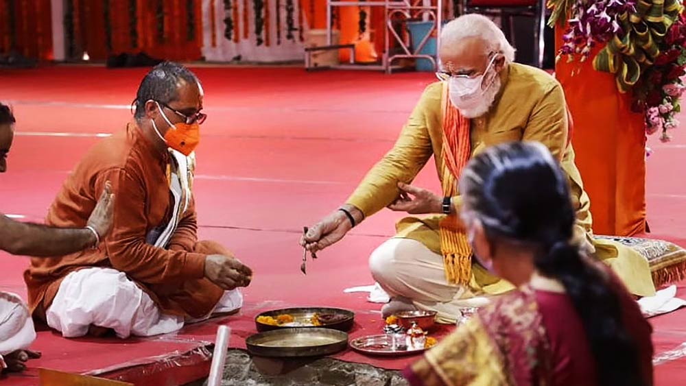 তিল তিল করে গড়ে উঠছে বহুচর্চিত অযোধ্যার রামমন্দির। ঠিক দু’বছর আগে, অর্থাৎ ২০২০ সালের ৫ অগস্ট অযোধ্যায় রামমন্দিরের ভিত্তিপ্রস্তর স্থাপন করেন প্রধানমন্ত্রী নরেন্দ্র মোদী। তার পর থেকে আনুষ্ঠানিক ভাবে শুরু হয়ে যায় মন্দির নির্মাণের কাজ। ২০২৪ সালেই নির্মাণ কাজ সম্পন্ন হবে। কী ভাবে নির্মাণ কাজ চলছে? তারই ঝলক রইল এখানে।