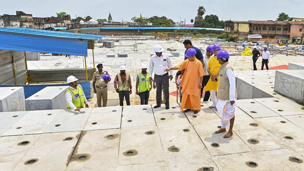 রাম জন্মভূমিতে ‘শিলা পূজন’ অনুষ্ঠানে গর্ভগৃহের ভিত্তিপ্রস্তর স্থাপন করে যোগী বলেছিলেন, ‘‘৫০০ বছরের সংগ্রাম সফল হয়েছে। শীঘ্রই অযোধ্যায় রামমন্দির নির্মাণের কাজ শেষ হবে।’’ 