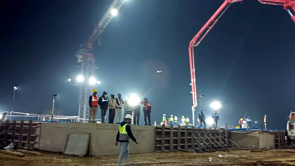 রামমন্দির নির্মাণের তদারকিতে যুক্ত এক মুখ্য ইঞ্জিনিয়ার বলেছেন, ‘‘জোরকদমে কাজ চলছে। গর্ভগৃহ এলাকা থেকে মূল মন্দিরের অংশ নির্মাণের কাজ শুরু করেছি।’’