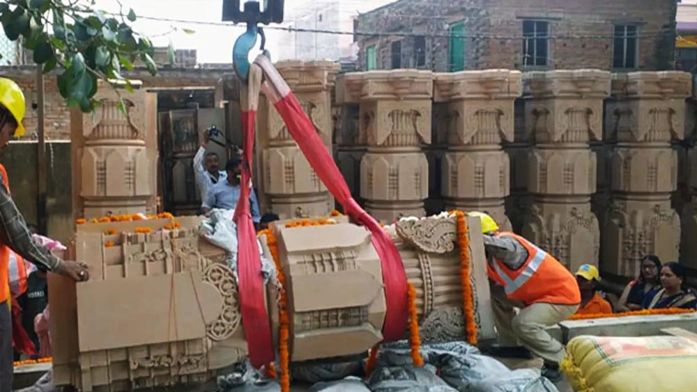 মন্দিরের দেওয়ালে বসানো হবে রাজস্থানের গোলাপি রঙের বেলেপাথর। মন্দির ট্রাস্ট সূত্রে খবর, কর্নাটক থেকে এসেছে গ্রানাইট। মিরজাপুর থেকে এসেছে বেলেপাথর। এখানেই শেষ নয়। মন্দিরের সৌন্দর্যায়নের কাজের জন্য খাস রাজস্থান থেকে এসেছে মার্বেল পাথর। রাজস্থানের বনশি পাহাড়পুর থেকে এক লক্ষ ঘন ফুট শ্বেতপাথর এসেছে অযোধ্যায়।