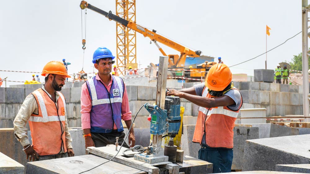  এ ছাড়াও মন্দিরের গায়ে খোদাই করা হবে গোলাপি বেলেপাথর।