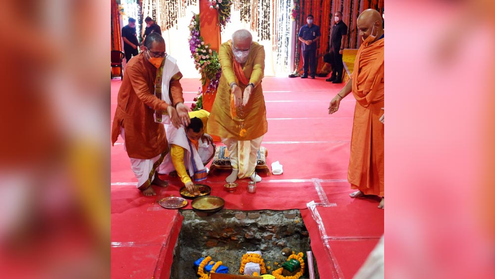 মন্দিরের ভূমিপূজন করে ৪০ কিলোগ্রাম ওজনের ইট গেঁথে মন্দিরের শিলান্যাস করেছিলেন মোদী। 