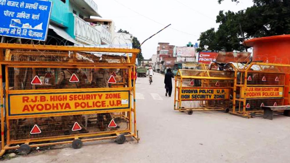 অযোধ্যার যে এলাকায় মন্দির তৈরির কাজ চলছে, সেখানকার মাটি তুলনায় নরম। তাই মন্দিরের ভিত্তি তৈরির সময় বাড়তি সতর্কতা নিতে হয়েছে। ঠিক এই কারণেই কংক্রিটের মূল ভিত্তির উপর পাথরের আস্তরণ দেওয়া হচ্ছে।