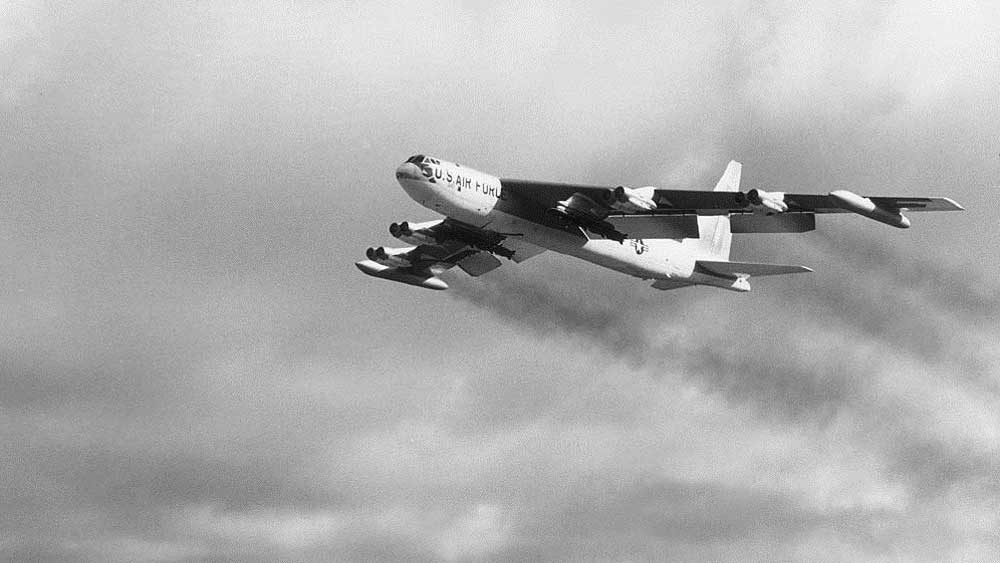 দুর্ঘটনায় বেঁচে যাওয়া একজন পাইলট দ্রুত বিমানবাহিনীকে এই ঘটনা সম্পর্কে জানান। প্রথম বোমাটিকে একটি গাছ থেকে প্যারাসুটে আটকে ঝুলন্ত অবস্থায় দেখতে পাওয়া যায়। মাটি ছুঁয়ে ছিল এই বোমা। বিস্ফোরণ হওয়ার জন্য প্রয়োজনীয় সাতটি পদক্ষেপের মধ্যে ততক্ষণে ছ’টি পার হয়ে গিয়েছিল। তবে ভাগ্যক্রমে, সেফটি সুইচটি অকেজো হয়ে যাওয়ায় এই বোমাটির বিস্ফোরণ ঘটেনি।