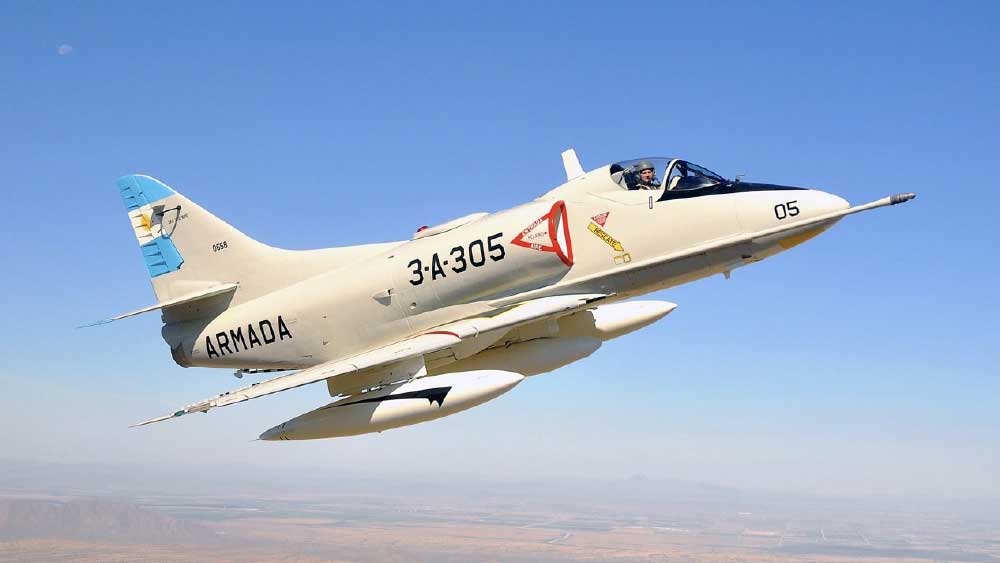 ১৯৬৫ সালের ৫ ডিসেম্বর একটি সামরিক মহড়া চলাকালীন আমেরিকার নৌবাহিনীর বিশেষ যুদ্ধবিমান এ-৪ স্কাইহক হঠাৎই বিকল হয়ে পড়ে। এই যুদ্ধবিমানটিকে 'ইউএসএস টিকন্ডেরোগা' নামক একটি যুদ্ধজাহাজে রাখার জন্য নিয়ে যাওয়া হচ্ছিল। তবে বিমানের যন্ত্র বিকল হয়ে যাওয়ায় পাইলট এবং একটি বি-৪৩ পারমাণবিক অস্ত্র-সহ বিমানটি দ্রুত সমুদ্রের ১৬ হাজার ফুট গভীরে তলিয়ে যায়।