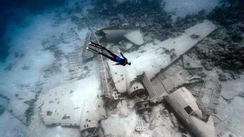 দুর্ঘটনাস্থলের কাছে বরফের উপর কালো দাগ দেখে তদন্তকারীরা অনুমান করেন, এই বোমার সামনের এবং মাঝের অংশ দুর্ঘটনার কবলে পড়ে জ্বলতে শুরু করে। সেই বোমা বরফের উপর পড়ার ফলে ওই জায়গার বরফ গলিয়ে দেয় এবং  উত্তর মহাসাগরের জলের মধ্যে ডুবে চিরতরে হারিয়ে যায়। এখনও অবধি এই বোমাটি উদ্ধার করা যায়নি।