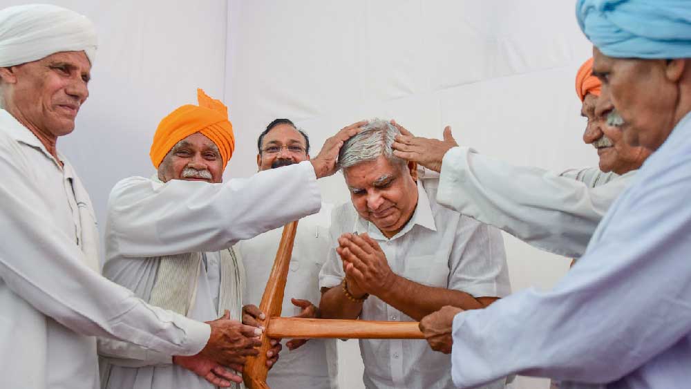  রাজ্যপাল থেকে উপরাষ্ট্রপতি হলে রোজগার অনেকটাই বেড়ে যাবে ধনখড়ের। সেই সঙ্গে অন্যান্য সুযোগসুবিধাও রাজ্যপালের তুলনায় উপরাষ্ট্রপতির বেশি।