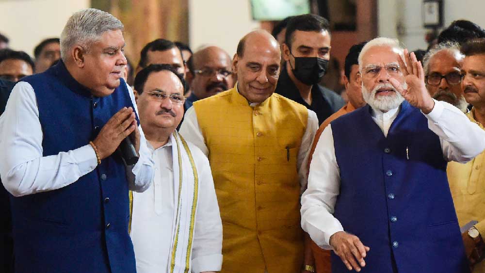 ২০১৮ সালে দেশে রাষ্ট্রপতি থেকে প্রধানমন্ত্রী, উপরাষ্ট্রপতি থেকে রাজ্যপাল— সকলের বেতন কাঠামোয় বদল আসে। সেই বদলের পরে ভারতে এখন রাজ্যপালদের মাসিক বেতন হয় সাড়ে তিন লক্ষ টাকা। আগে ছিল ১ লাখ ১০ হাজার টাকা।