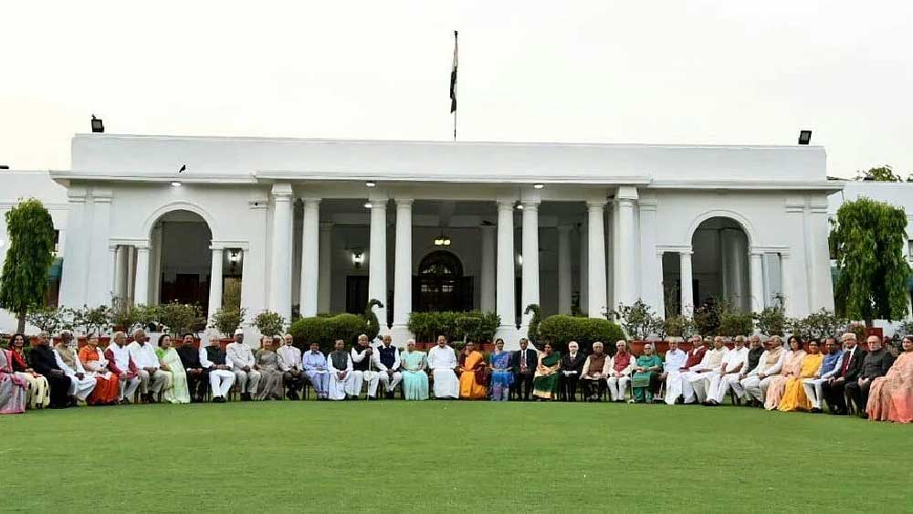উপরাষ্ট্রপতি বেতন ছাড়াও অনেক সুবিধা পান। বাড়ি, পরিবহণ, চিকিৎসা সংক্রান্ত সব খরচই কেন্দ্রীয় সরকার বহন করে। 