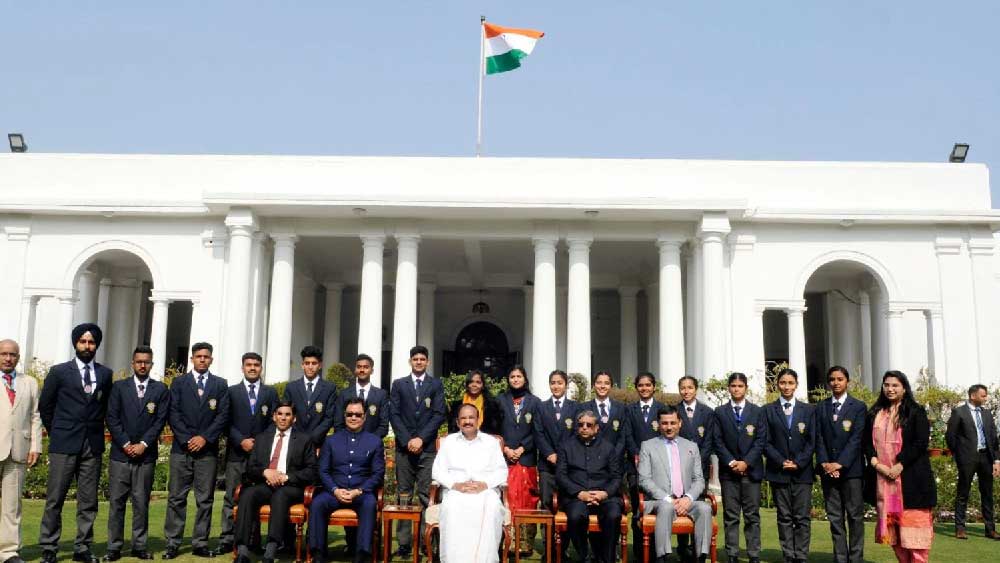উপরাষ্ট্রপতি দিল্লিতে একটি বড় বাংলো যেমন পান, তেমন অফিস চালানোর খরচও অনেকটাই বেশি হয়। আর উপরাষ্ট্রপতি অবসরের পরে মাসে দু’লাখ টাকা করে পেনশন পান।