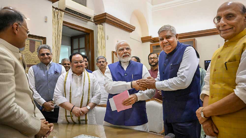 রাষ্ট্রপতি, উপরাষ্ট্রপতি বা রাজ্যপালদের তুলনায় বেতন অনেকটাই কম প্রধানমন্ত্রীর। কেন্দ্রীয় সরকারের নিয়ম অনুযায়ী, প্রধানমন্ত্রীর মূল বেতনও এক জন সাংসদের সমান। কারণ, তিনিও প্রথমে সাংসদ, পরে প্রধানমন্ত্রী।