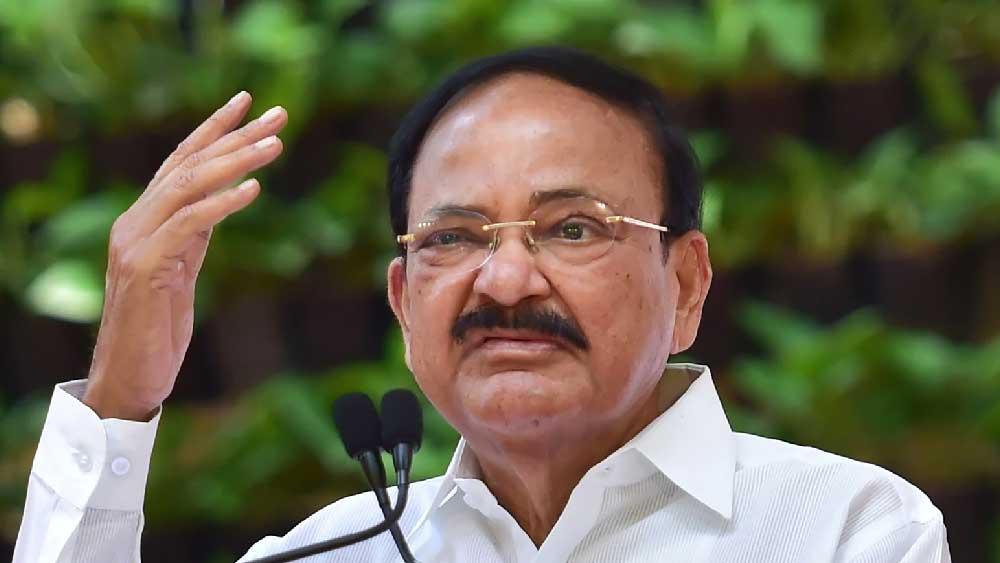 বর্তমান উপরাষ্ট্রপতি বেঙ্কাইয়া নায়ডুর কার্যকালের মেয়াদ শেষ হচ্ছে আগামী ১০ অগস্ট। তার পরেই শপথ নেবেন ধনখড়। 