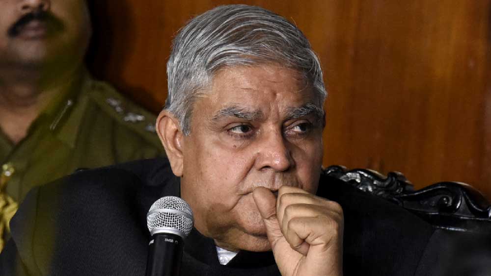 জন্ম, ১৯৫১ সালের ১৮ মে। রাজস্থানের এক জাঠ কৃষকের পরিবারে জন্ম হয়েছিল ধনখড়ের। সংসদীয় রাজনীতিতে প্রবেশের আগে আইনকেই পেশা হিসাবে বেছে নিয়েছিলেন কিঠানা গ্রামের এই ছেলেটি।