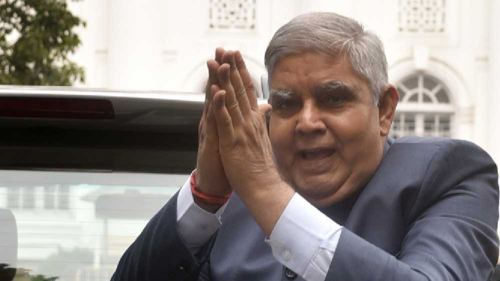 চিত্তৌরগড়ের সৈনিক স্কুলের পর বিশ্ববিদ্যালয়ের পড়াশোনাও করেছেন নিজের রাজ্যে। রাজস্থান বিশ্ববিদ্যালয় থেকে স্নাতকস্তরের পড়াশোনা শেষ করেন ধনখড়। এক কালে রাজস্থান হাই কোর্টের বার অ্যাসোসিয়েশনের সভাপতিও নির্বাচিত হয়েছিলেন।