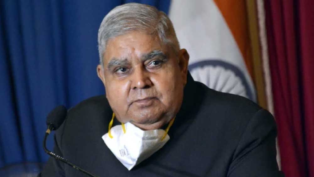 বিধায়ক হওয়ার আগেই সাংসদ হয়েছিলেন ধনখড়। তবে তাঁর প্রথম রাজনৈতিক দল ছিল প্রাক্তন প্রধানমন্ত্রী চন্দ্রশেখরের জনতা দল।