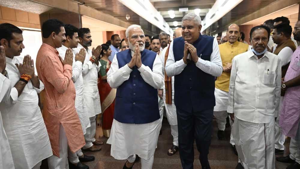 উপরাষ্ট্রপতি পদপ্রার্থী হওয়ার পরেই ধনখড়ের ভূয়সী প্রশংসা করেছেন খোদ প্রধানমন্ত্রী নরেন্দ্র মোদী। সংসদীয় বিষয়ে ধনখড়ের প্রজ্ঞাকে তারিফ করেছেন। সংবিধান নিয়ে তিনি যে অত্যন্ত ওয়াকিবহাল, তা-ও উল্লেখ করেছেন প্রধানমন্ত্রী।