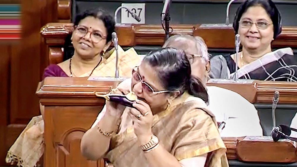 অভিনব: সংসদে কাঁচা বেগুনে কামড় দিয়ে মূল্যবৃদ্ধির প্রতিবাদে কাকলি ঘোষ দস্তিদার