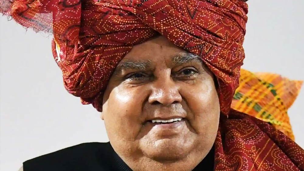 ১৯৫১ সালের ১৮ মে রাজস্থানের ঝুনঝুনুতে এক প্রত্যন্ত গ্রামে জন্ম ধনখড়ের।