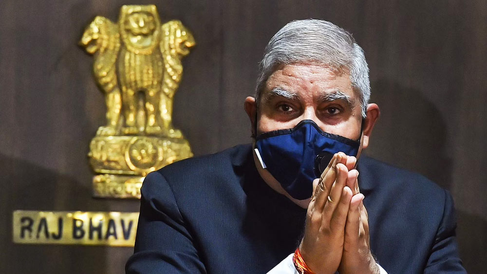 চিতরগড়ের সৈনিক স্কুলে পড়াশোনা শেষে পদার্থবিদ্যায় স্নাতক হন ধনখড়। 