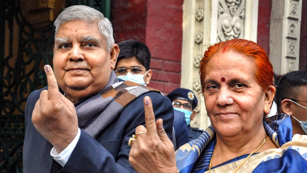 ১৯৭৯ সালে সুদেশ ধনখড়ের সঙ্গে বিবাহবন্ধনে আবদ্ধ হন ধনখড়। তাঁদের এক কন্যাসন্তান রয়েছে। 