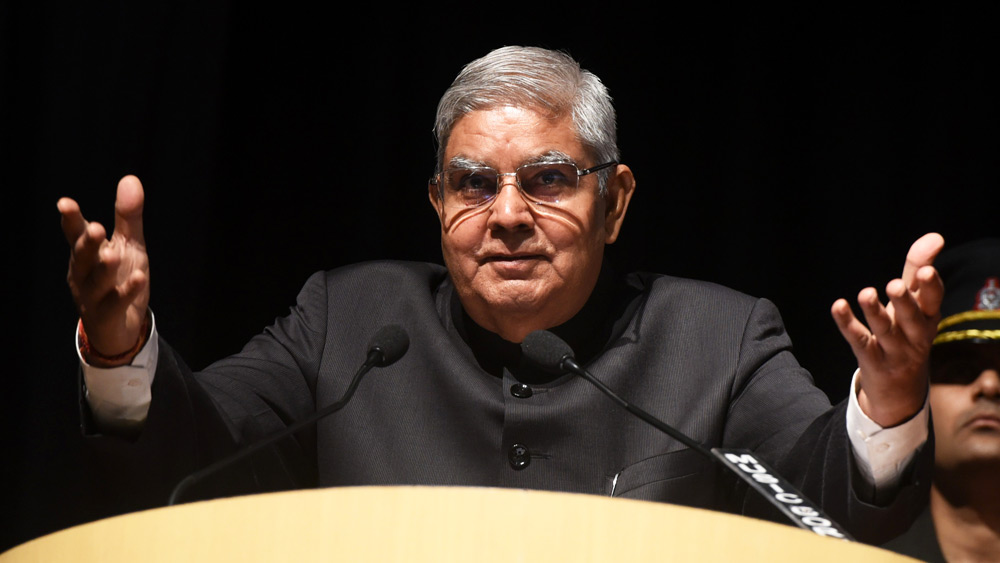 রাজস্থানের ঝুনঝুনু থেকে জনতা দলের টিকিটে লোকসভা নির্বাচনে জিতে সাংসদ হন তিনি। 