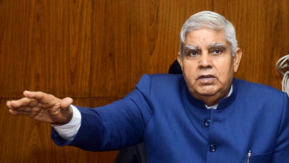 ১৯৯০ সালে প্রথম বার কেন্দ্রীয় মন্ত্রীর কুর্সিতে বসেন ধনখড়। 