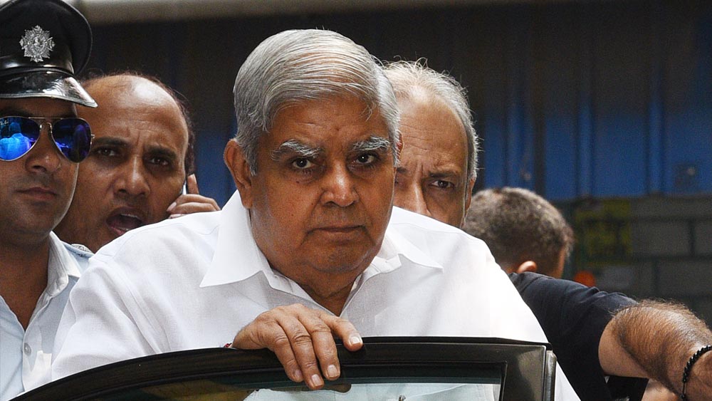 সংবাদ সংস্থা পিটিআই সূত্রে জানা গিয়েছে, রাজনৈতিক মঞ্চে ধনখড়ের মেন্টর ছিলেন দেবী লাল। ১৯৮৯ সালে বিরোধীদের প্রার্থী হিসাবে ধনখড়কে বেছেছিলেন লাল।