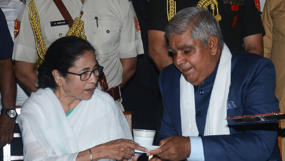 শেষ দিন পর্যন্ত নবান্ন বনাম রাজভবন সঙ্ঘাতের সাক্ষী থেকে বাংলা। তবে উল্লেখযোগ্যভাবে উপরাষ্ট্রপতি নির্বাচনে ধনখড়কে সমর্থন না জানালেও ভোটদানে বিরত থাকার সিদ্ধান্ত নেয় তৃণমূল।