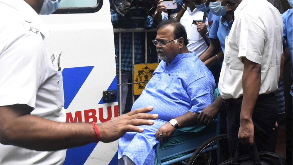 ৫ অগস্ট এনফোর্সমেন্ট ডিরেক্টরেট (ইডি)-র আবেদনে সাড়া দিয়ে পার্থ এবং অর্পিতাকে ১৪ দিনের জেল হেফাজতের নির্দেশ দেন বিশেষ আদালতের বিচারক জীবনকুমার সাধু। আগামী ১৮ অগস্ট এই মামলায় আবারও তাঁদের আদালতে পেশ করা হবে।