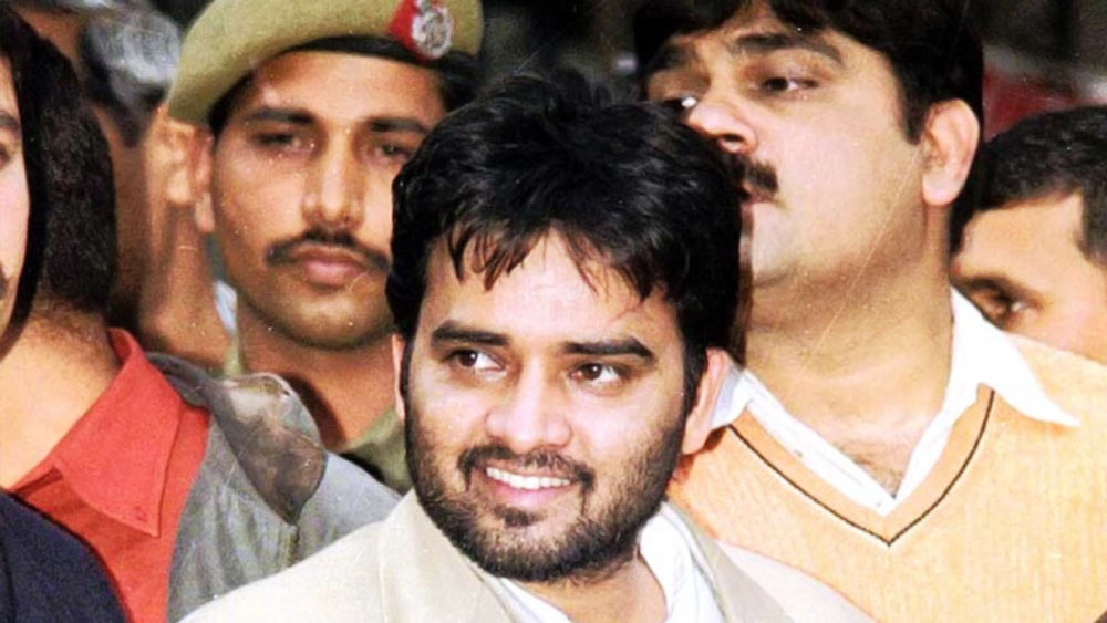 পার্থের পাশের সেলেই থাকেন আফতাব আনসারি। ২০০২ সালের ২২ জানুয়ারি কলকাতায় আমেরিকার সেন্টারে হামলায় অভিযুক্ত। ওই ঘটনায় চার জন পুলিশ কনস্টেবল এবং এক নিরাপত্তারক্ষী নিহত হন। আহত হন জনা কুড়ি।