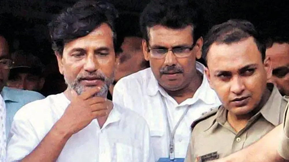 সারদা গোষ্ঠীর বিরুদ্ধে বিনিয়োগকারীদের কোটি কোটি আত্মসাতের অভিযোগ উঠেছে। ২০১৪ সালের অগস্ট থেকে গায়েব ছিলেন সুদীপ্ত। পরের বছর জম্মু ও কাশ্মীরের সোনমার্গ এলাকা থেকে তাঁর পাশাপাশি দেবযানী মুখোপাধ্যায় এবং অরবিন্দ সিংহ চৌহানকে গ্রেফতার করেন গোয়েন্দারা।