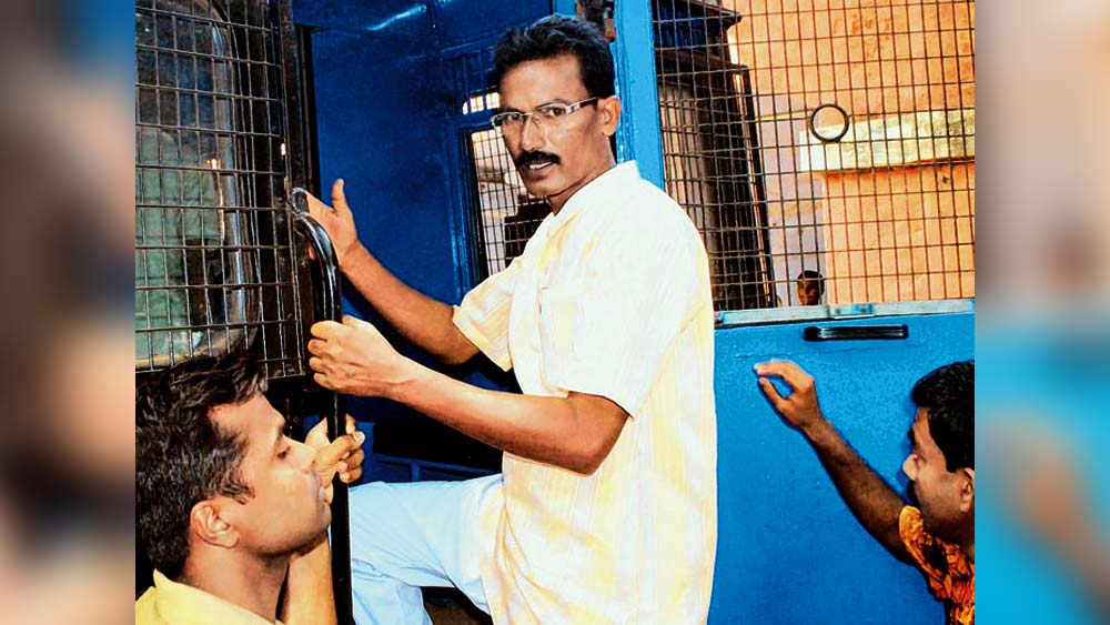 সুদীপ্তরা ছাড়া পার্থের ওয়ার্ডে রয়েছেন লালগড় আন্দোলনের সঙ্গে জড়িত মাওবাদী নেতা ছত্রধর মাহাতো। ২০০৮-’০৯ সালে জঙ্গলমহলে পুলিশি সন্ত্রাসবিরোধী জনসাধারণের কমিটির আন্দোলনের মুখ ছিলেন তিনি। ২০০৯ সালের ২৫ সেপ্টেম্বর লালগড় থেকে প্রথম বার গ্রেফতার করা হয়েছিল তাঁকে। তাঁর বিরুদ্ধে লালগড়ের এক সিপিএম কর্মীকে খুন-সহ একাধিক অভিযোগ রয়েছে।