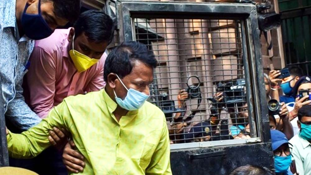 ১০ বছরেরও বেশি জেলবন্দি থাকার পর কলকাতা হাই কোর্ট তাঁর সাজার মেয়াদ কমানোয় ২০২০ সালের ফেব্রুয়ারিতে জেল থেকে ছাড়া পান ছত্রধর। সে বছরেই তৃণমূলে যোগ দেন তিনি। বিধানসভা ভোটের পরে গত বছরের ২৭ মার্চ জঙ্গলমহলে লালগড়ের আমলিয়া গ্রামে গভীর রাতে হানা দিয়ে তাঁকে গ্রেফতার করে কেন্দ্রীয় তদন্তকারী সংস্থা এনআইএ। ২০০৯ সালের দু’টি পুরনো মামলায় ইউএপিএ আইনের ধারা যুক্ত করে ছত্রধরকে অভিযুক্ত করা হয়। মাঝে ছেলের বিয়ের জন্য ছ’দিনের জন্য প্যারোলে মুক্তি পেলেও আবারও প্রেসিডেন্সি জেলে ফেরেন ছত্রধর।