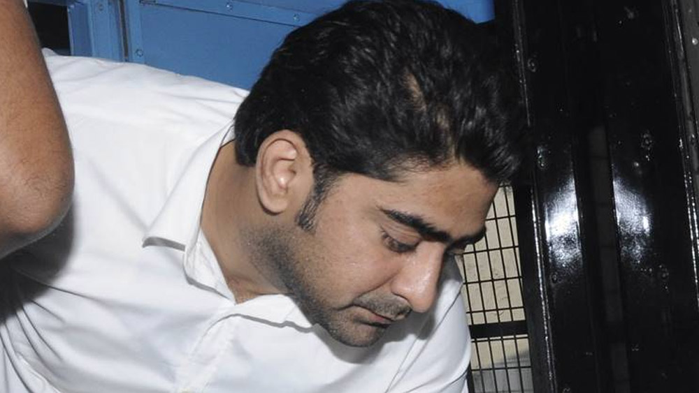 পার্ক স্ট্রিট-কাণ্ডের চার বছর পর গ্রেটার নয়ডা থেকে গ্রেফতার হন কাদের। ঘটনার পর থেকেই পলাতক ছিলেন তিনি।