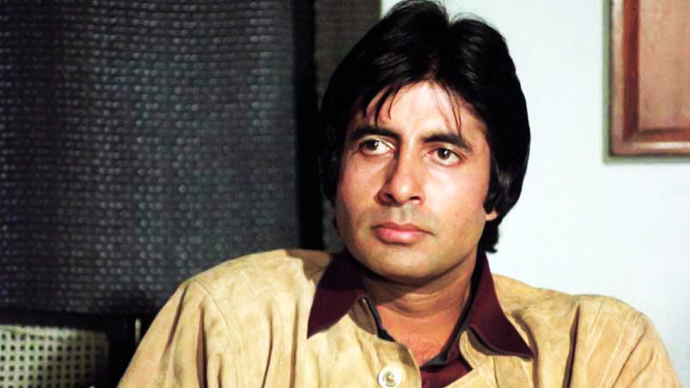 বলিউডের অভিনেতাদের কথা হলে সবার আগে ‘বিগ বি’র কথাই উঠেই আসে। ‘পদ্মশ্রী’, ‘পদ্ম ভূষণ’, ‘পদ্ম বিভূষণ’ প্রাপ্ত অমিতাভ বচ্চন ১৯৬৯ সালে ‘সাত হিন্দুস্তানি’ ছবির মাধ্যমে বড়পর্দায় পা রাখেন।