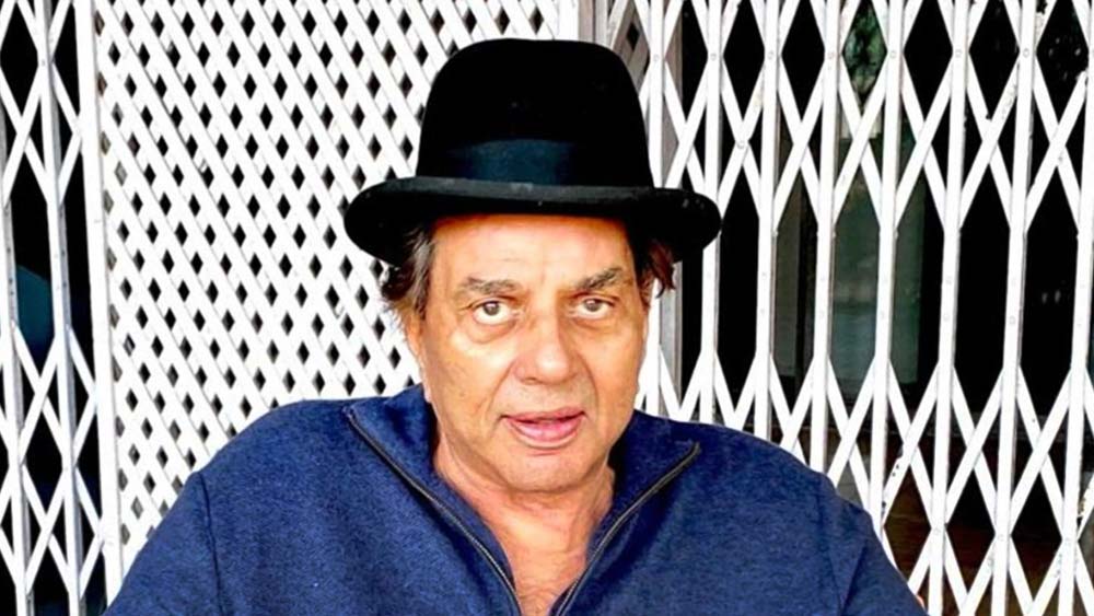 তবে, বলিপাড়ায় যে অমিতাভের বয়স সব থেকে বেশি, তা নয়। ছয় দশক ধরে ৩০১টি ছবিতে অভিনয় করা বলিউডের ‘হি ম্যান’ অমিতাভের থেকেও বয়সে বড়। ধরম সিংহ দেওল ওরফে ধর্মেন্দ্রর জন্ম ১৯৩৫ সালের ডিসেম্বরে পঞ্জাবের লুধিয়ানা জেলায়। বর্তমানে তাঁর বয়স ৮৬ বছর।