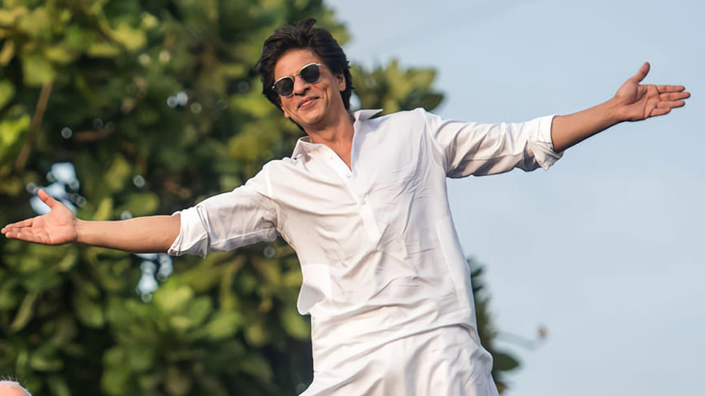 ‘মন্নত’-এর ছাদে দাঁড়িয়ে যখন তিনি ভিড়ের উদ্দেশে হাত নাড়ান, তখন অনুরাগীদের উচ্ছ্বাস ছাপিয়ে যায় ‘দ্য কিং খান’-এর চার্ম। ইতিমধ্যেই ৮০টিরও বেশি ছবিতে অভিনয় করেছেন শাহরুখ।