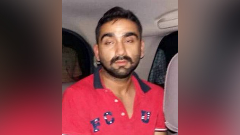 পার্থের পড়শিদের মধ্যে রয়েছেন পার্ক স্ট্রিট গণধর্ষণ মামলায় প্রধান অভিযুক্ত কাদের খানও। ২০১২ সালে পার্ক স্ট্রিটে একটি চলন্ত গাড়িতে সুজেট জর্ডন নামে এক যুবতীকে ধর্ষণের অভিযোগ উঠেছিল পাঁচ জনের বিরুদ্ধে।