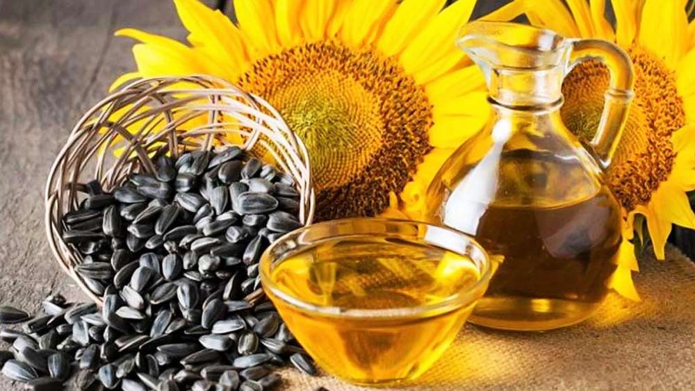 ২০২০-’২১ অর্থবর্ষে ইউক্রেন থেকে ১৭.৪০ টন ((১৬০ কোটি ডলার অর্থমূল্যের) এবং পরের অর্থবর্ষে ১৪.৮৩ টন (২০৯ কোটি ডলার অর্থমূল্যের) সূর্যমুখী তেল আমদানি করেছিল ভারত।