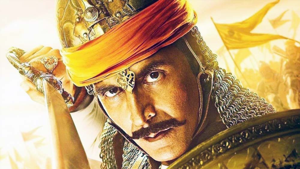 ১৯৬৭ সালে সেপ্টেম্বর মাসে অমৃতসরের এক পঞ্জাবি পরিবারে তাঁর জন্ম। ‘সম্রাট পৃথ্বীরাজ’-এর পর সম্প্রতি প্রেক্ষাগৃহে ‘রক্ষা বন্ধন’ ছবিটি মুক্তি পেতে চলেছে বলিউডের ‘খিলাড়ি’র।   