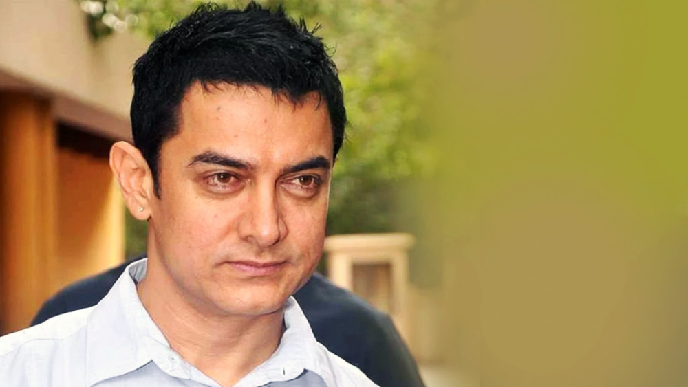 ১৯৬৫ সালের মার্চে মুম্বইয়ে জন্ম বলিউডের ‘পারফেকশনিস্ট’-এর। তিন দশক ধরে তিনি যে ছবিগুলিতে অভিনয় করেছেন, তার অধিকাংশই হিট।