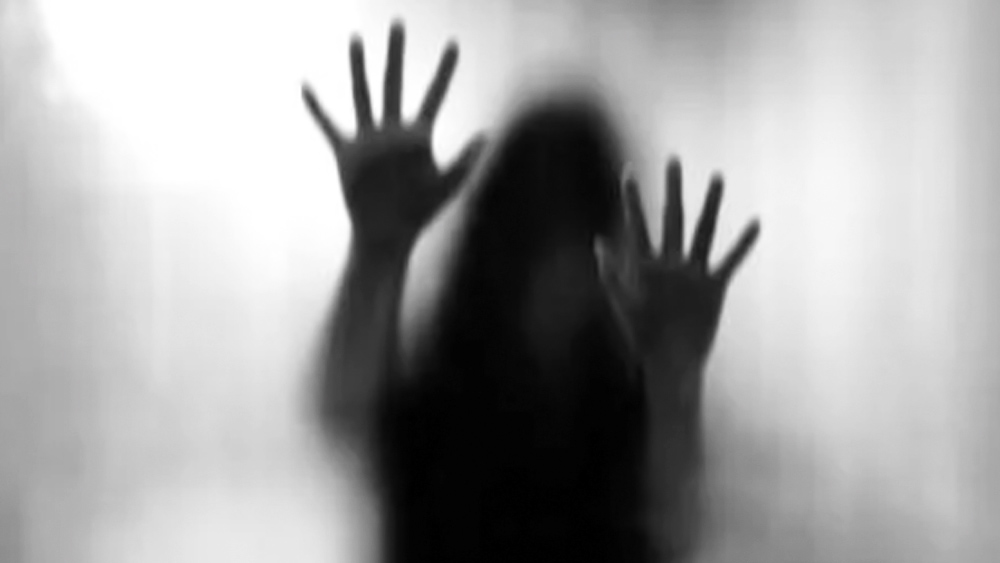 ঋণের বোঝা কাঁধে বইতে পারছিলেন না এক যুবক। তাই বোঝা হাল্কা করতে নিজের স্ত্রীকেই মেরে ফেললেন। 