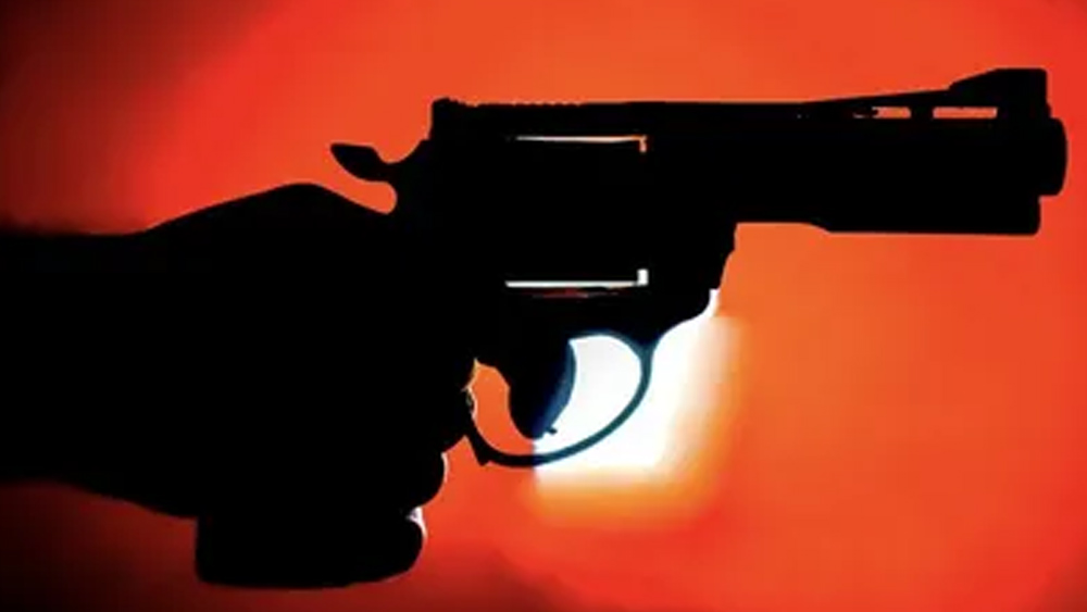 খুনের অভিযোগ উঠতেই পুলিশকে প্রথমে বিভ্রান্ত করেন ওই যুবক। স্ত্রীকে হত্যার অভিযোগে চার যুবকের বিরুদ্ধে এফআইআর দায়ের করেন তিনি। 