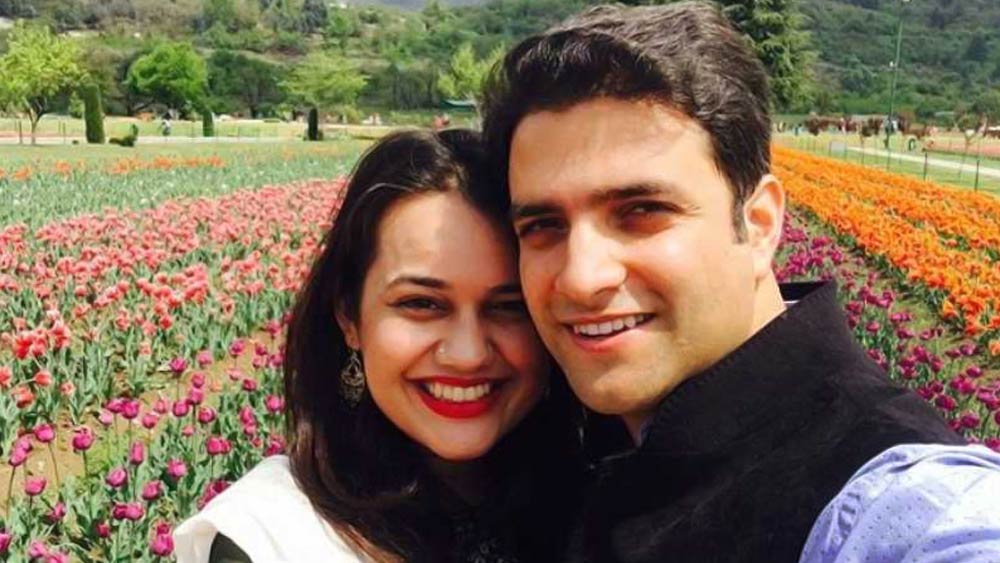 টিনা দাবি এবং আতহার খানের প্রেমকাহিনি এবং তাঁদের বিয়ে নিয়ে বিপুল চর্চা হয়েছিল। যদিও বিয়ের দু’বছরের মধ্যেই তাঁদের দাম্পত্য জীবনে ছেদ পড়ে।