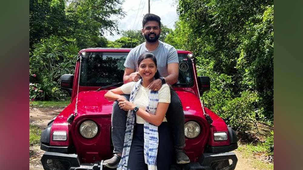 সৃষ্টি এবং নাগার্জুন দু’জনেই ২০১৯ ব্যাচের আইএএস। সৃষ্টি বর্তমানে মধ্যপ্রদেশের নরসিংহপুর জেলার অতিরিক্ত জেলাশাসক (এডিএম) পদে কর্মরত। এর আগে মধ্যপ্রদেশেরই ডিন্ডোরি জেলার এডিএম হিসাবে কাজ করেছেন তিনি।