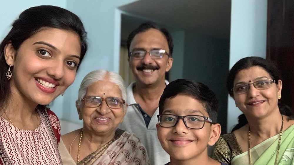 সৃষ্টির মা পেশায় শিক্ষক। বাবা ইঞ্জিনিয়ার।