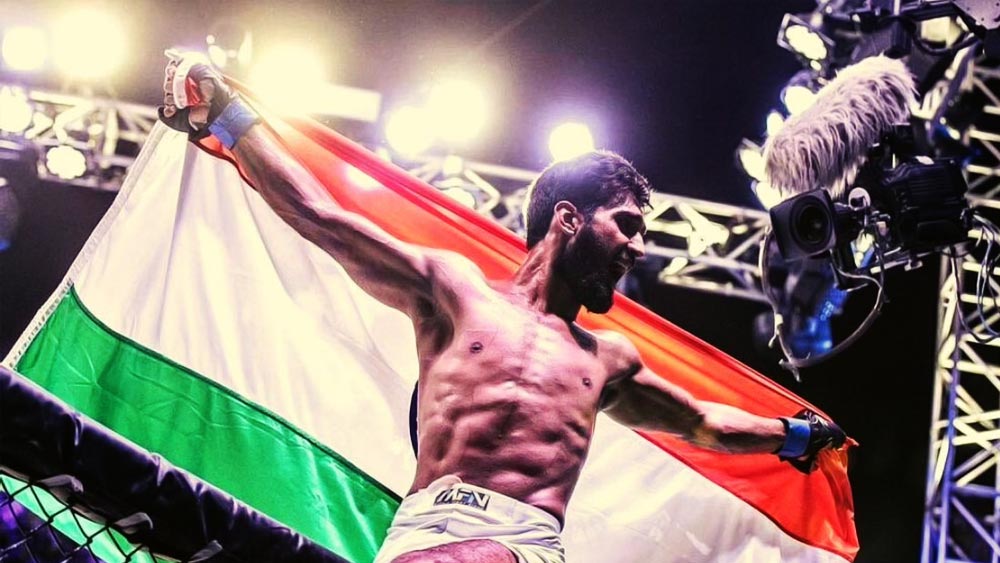 বয়স ২৭ বছর। পেটানো চেহারা। সুন্দর করে ছাঁটা দাড়ি। চোখেমুখে সব সময় আত্মবিশ্বাসের রেখা। নাম অংশুল জুবলি। এই মুহূর্তে সবার কাছে তিনি পরিচিত নন। তবে খেলার দুনিয়া চিনে ফেলেছে উত্তরাখণ্ডের এই যুবককে। অঙ্কের শিক্ষক থেকে কুস্তিগির, আল্টিমেট ফাইটিং চ্যাম্পিয়নশিপে চুক্তি অর্জন। তিনি অপ্রতিরোধ্য। তিনি অদম্য।