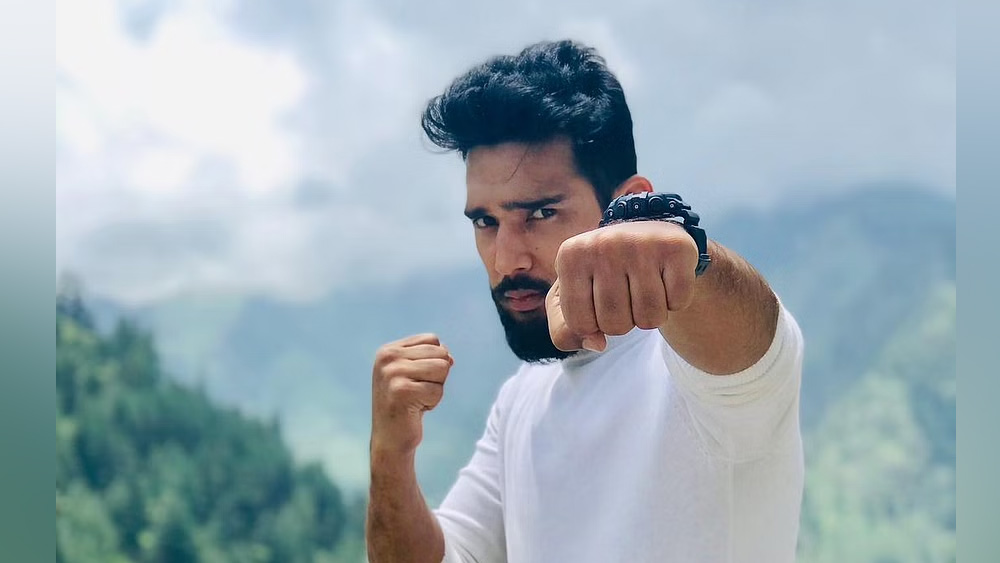 অংশুল জুবলির জন্ম উত্তরাখণ্ডের উত্তর কাশীর ভাটওয়ারি গ্রামে। বাবা ছিলেন বিএসএফ জওয়ান। বাবার কর্মসূত্রে দেশের নানা প্রান্তে কেটেছে ছোটবেলা। শেষে থিতু হন দেহরাদুনে। সেই অংশুল এখন ইউএফসির সঙ্গে। 